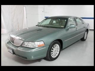 04 town car signature, 4.6l v8, auto, leather, clean, we finance!