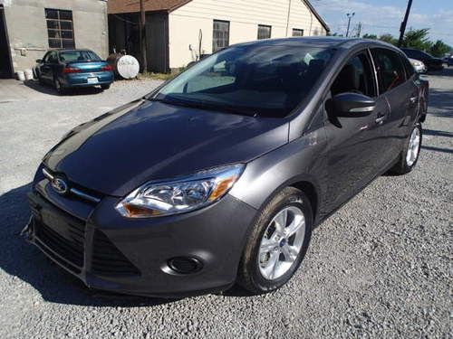 2013 ford foucs se, salvage, damaged, wrecked only 649 miles. sedan