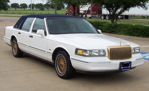 1995 lincoln town car signature-spotless inside and out-runs and drives great