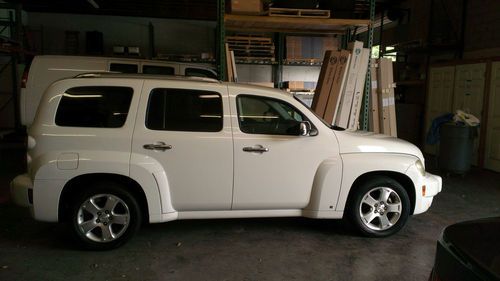 2007 chevrolet hhr lt leather, white with black interior, great condition.