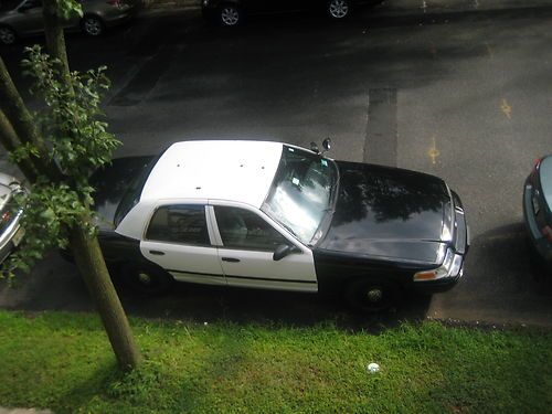 Black &amp; white police interceptor ford 2004