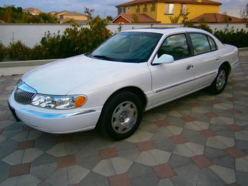 2002 lincoln continental sedan 4-door 4.6l extremely clean
