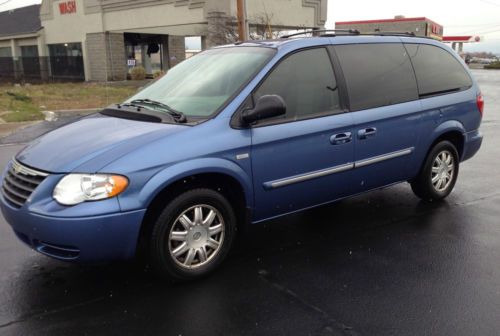 Chrysler town and country signature series ****low miles****