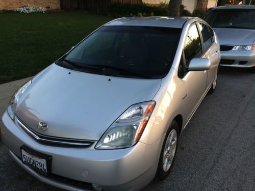 Toyota prius 2006 hybrid-navigator, cd, back camera-good condition-by 1st owner