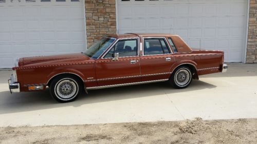 1981 lincoln town car signature sedan 4-door 5.0l