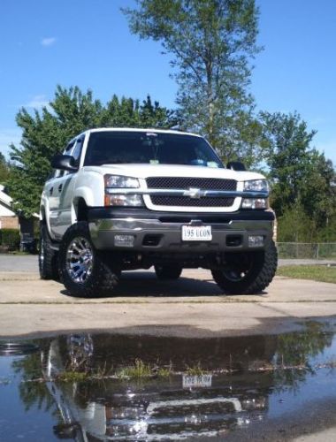 Sharp+clean2004 chevy custom lift avalanche with custom jl audio sound system.