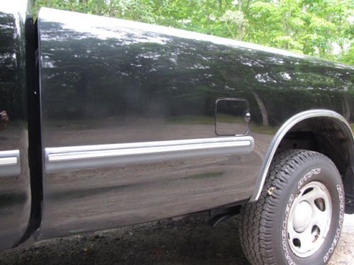 Sell used 03 Toyota Tacoma SR5 4WD V8 4.7L Auto RegCab ...