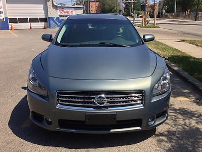 2010 nissan maxima  4dr  low miles !!  must see