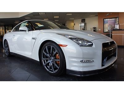 Nissan gt-r premium / new / pearl white/ 545 hp. v6/ cold weather pkg