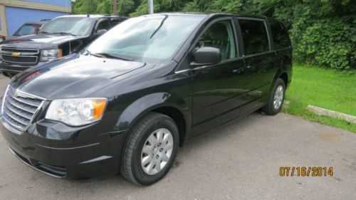 2009 chrysler town and country very clean.