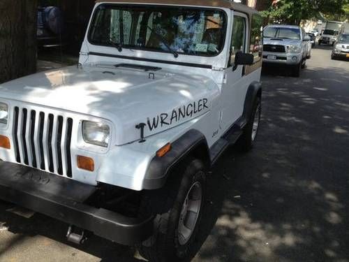 Jeep wrangler 93 4.0l straight 6 hard top white read full description no reserve
