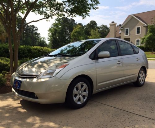 2004 toyota prius well maintained,service records,very clean, new tires