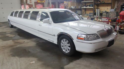 Lincoln stetch 14 passenger limousine
