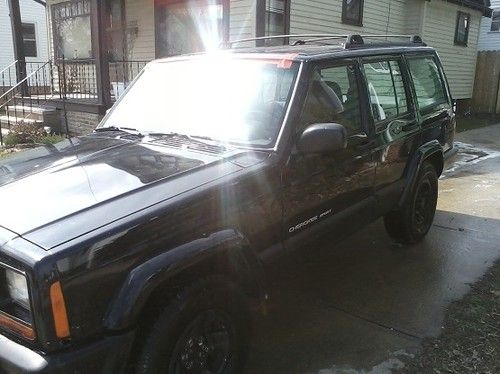 2000 jeep cherokee classic sport /4.0l/ black/ clean!!!! low reserve