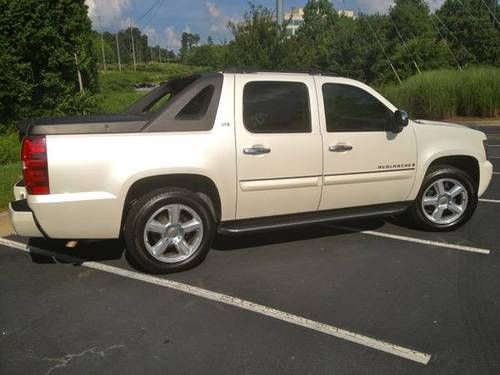 One owner 2008 chevy avalanche ltz fully loaded rare white diamond tricoat color