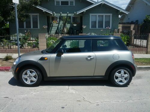 2007 mini cooper base hatchback 2-door 1.6l, one owner, clean carfax