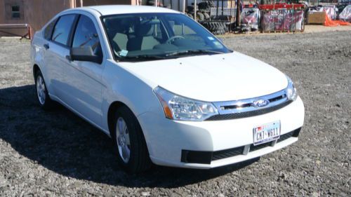 2011 white ford focus super clean, low miles, drives great financing available