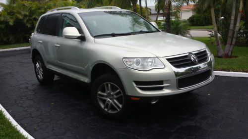 Vw touareq 2 , clean title , very  good condition suv vr6 champaine metalic