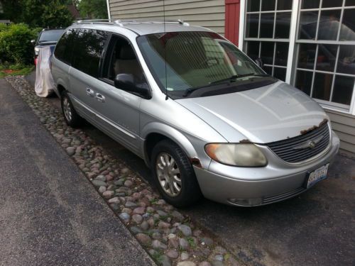Silver chrysler town &amp; country 2001 limited good train