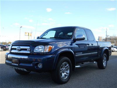 We finance! access cab sr5 4x4 v8 alloys cd no accidents carfax certified!