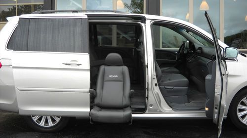 Honda odyssey with bruno mobility transfer seat system -wheelchair &amp; handicapped
