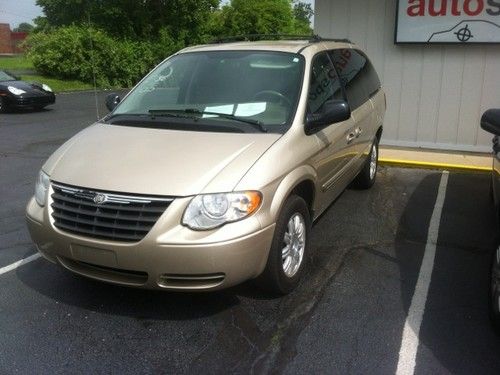 2005 chrysler town &amp; country no reserve!