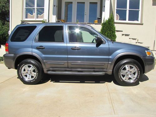 2006 ford escape leather, sunroof, very nice.