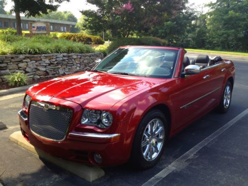 Custom 2009 chrysler 300c hemi 4-dr convertible low mileage, red/grey nice