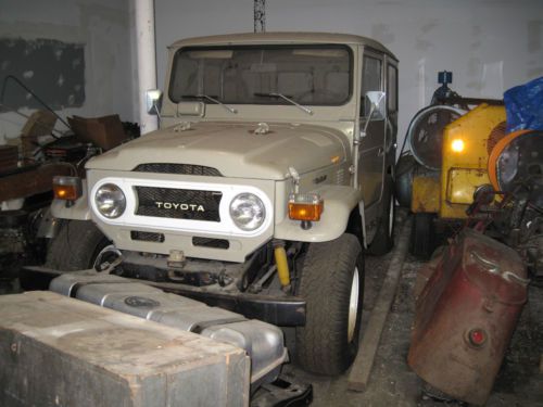 1975 toyota fj-40 landcrusier stored since 1980 no rust excellent paint and int.
