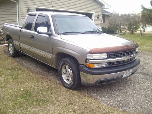 2001 chevy silverado 1500, ext. cab, 2wd, 135720 miles. very clean.