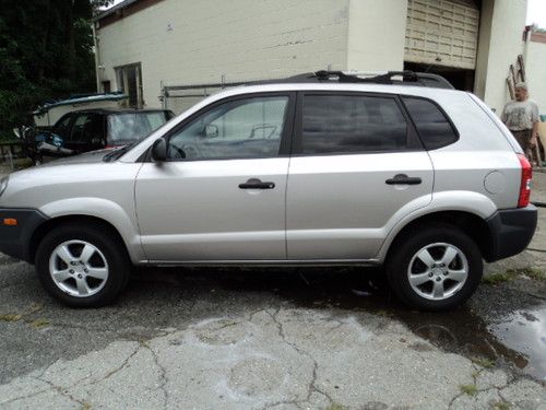 2005 tucson 2wd 4cyl automatic very clean in/out no reserve