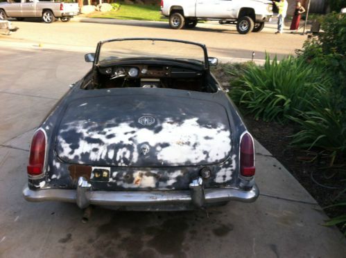 1965 MG B  Mostly complete. Missing seats,  steering wheel,etc.  LOW (NO) RESERV, image 4