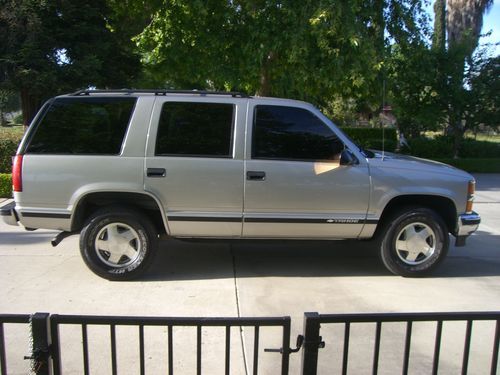 1999 chevy tahoe lt, 4x4, only 35k orig miles! one owner, clean title &amp; carfax!