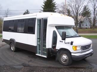 2005 14-22 passenger limousine bus 13,000 miles!! new interior. no rust. gas eng