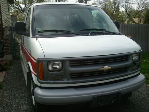 Diesel chevy express 11 passener with hwvy duty tow package low miles 1 owner