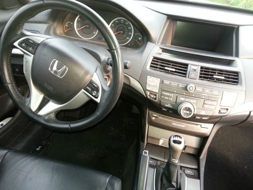 Top of the line honda accord. loaded. clear title 3.5l v6 six speed manual tran