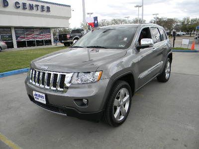 9k miles only overland 4x4 hemi 1 owner immaculate navigation heated seats