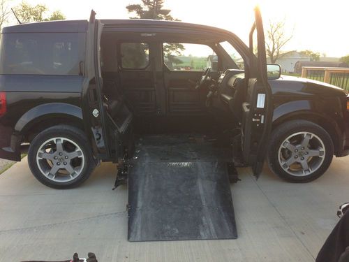 Handicapped/wheelchair accessible van sport utility w/power ramp &amp; power doors