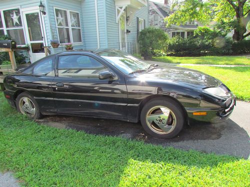 Still young 2005 pontiac sunfire black/grey 2-door coupe 5-speed