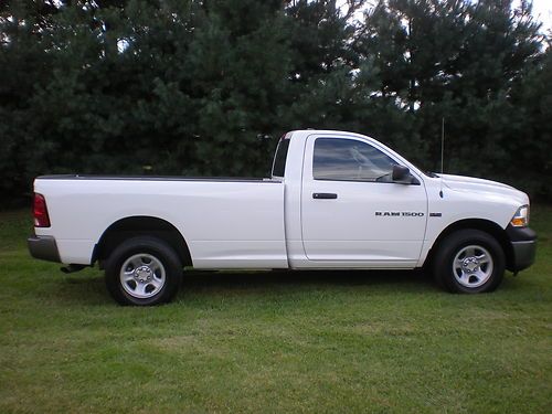 2011 dodge ram 1500 , 4x4 , hemi and low mileage !!