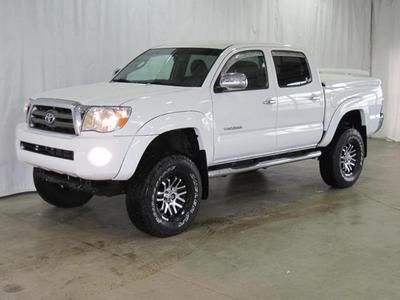 4x4 double v 4.0l cd  needs home toyota tacoma white clean 4 liter double v