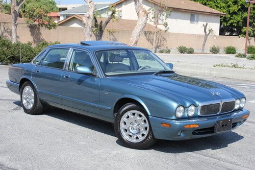 One owner clean autocheck 2001 jaguar xj8 with navigation and parktronic nice !!