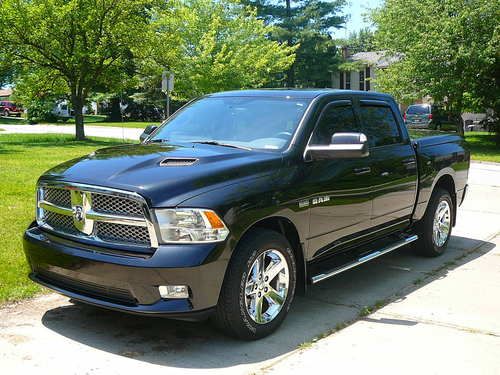 2010 dodge ram 1500 sport crew cab hemi 4 x4  black loaded !!!!