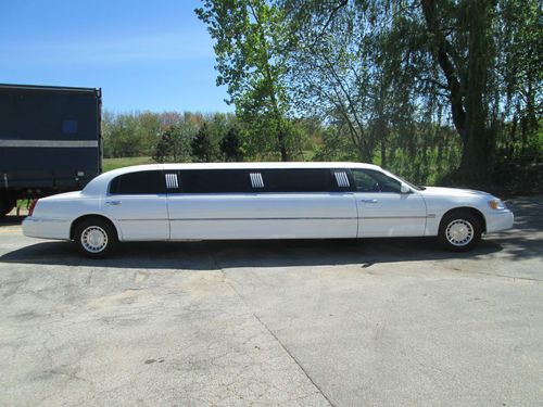 White limousine lincoln royale stretch 2001