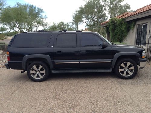 2002 4wd chevy suburban black in very good condition