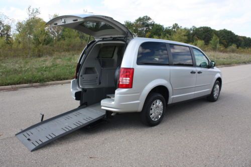 buy-used-08-chrysler-town-country-handicap-accessible-wheelchair-van