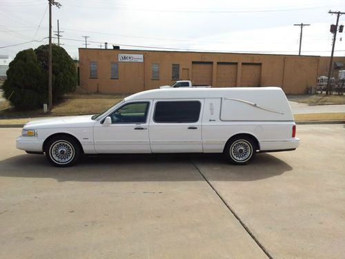 1996 lincoln superior hearse - white and in very nice condition