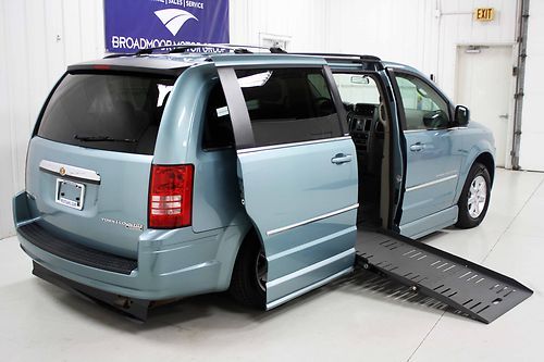 2010 chrysler town &amp; country handicap access ramp van touring lowered floor mini