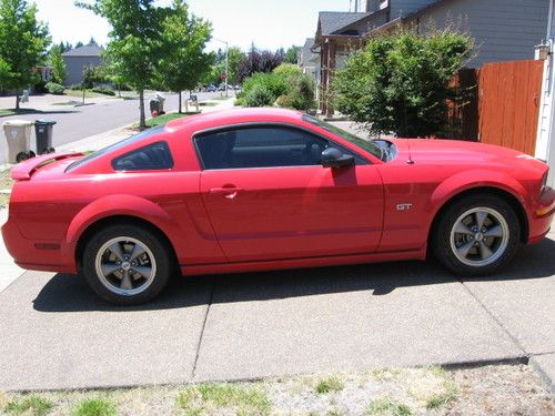 Ford mustang 2006 gt premium 34,500 miles automatic v8 coupe $18,500