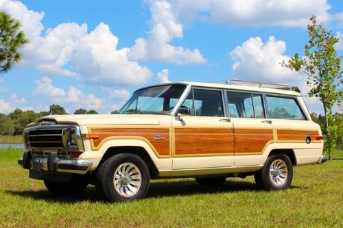 Beautiful jeep grand wagoneer in the classic color - outstanding rust free wagon
